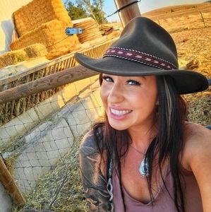 Meet your Posher, Monique